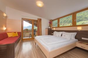 A bed or beds in a room at Wanderhotel Talblick