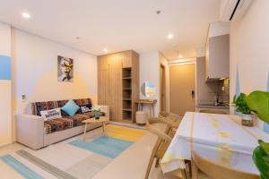 uma sala de estar com um sofá e uma mesa em The Sóng Apartments And Hotel 4 Stars em Vung Tau