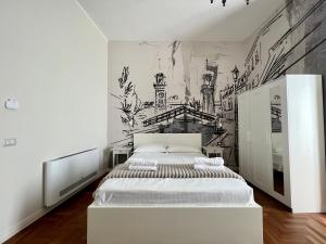 1 dormitorio con 1 cama con un mural en la pared en Be Your Home - Guest House Fuori Dal Porto, en Civitavecchia