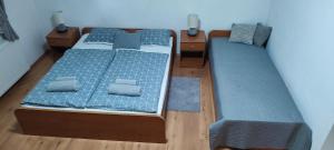 Säng eller sängar i ett rum på Apartments Vidoš