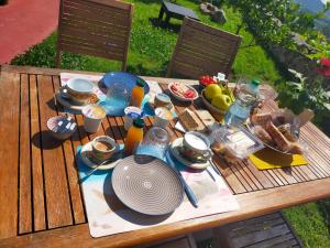 una mesa de picnic con comida y bebidas. en B&B Bellavista en Sole Ruiu