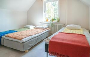 - 2 lits dans une chambre avec fenêtre dans l'établissement Cozy Home In Klagstorp With Kitchen, à Klagstorp
