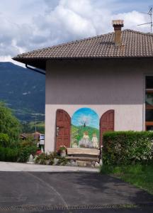 een gebouw met een muurschildering aan de zijkant bij Famiglia Brochetti in Balbido-rango