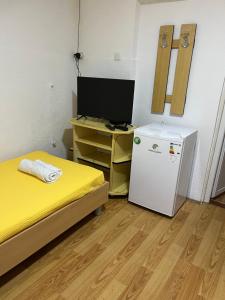 um quarto com 2 camas e uma secretária com um computador em Villa Utopia em Star Dojran