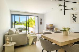 sala de estar con mesa y comedor en Las Colinas Golf & Country Club Residences, en Orihuela Costa