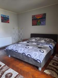 Postel nebo postele na pokoji v ubytování GARSONIERA ÎN REGIM HOTELIER