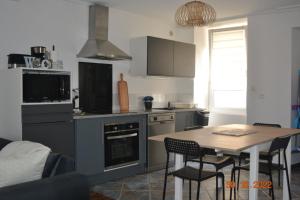 A kitchen or kitchenette at Le Quatorze