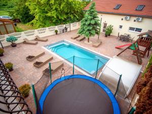 una vista aérea de una piscina con una casa en Duna Apartments Štúrovo en Štúrovo