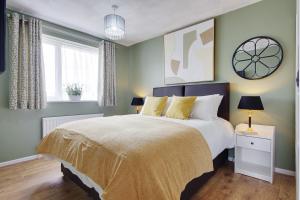 a bedroom with a large bed with yellow pillows at Lyndhurst Forest Edge - Sleeps 6 in Lyndhurst