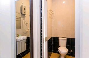 ein Badezimmer mit Toilette und Waschbecken in der Unterkunft Hotel Jerai Ct Inn in Guar Chempedak