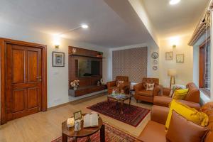 Istumisnurk majutusasutuses StayVista at Jai Cottage