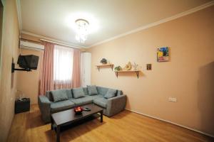 提比里斯的住宿－Cozy, beautiful apartment in the center of Tbilisi，客厅配有沙发和桌子