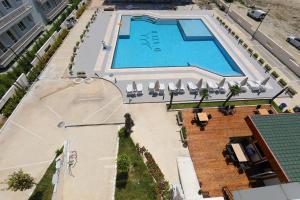 an overhead view of a swimming pool with umbrellas at Maor Hotel in Vlorë