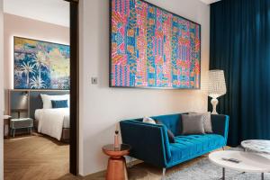 Ein Sitzbereich in der Unterkunft Resorts World Sentosa - Hotel Ora