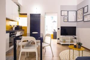 een keuken en eetkamer met een tafel en stoelen bij Apartment in the center with hydromassage shower in Perugia