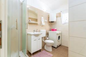 uma pequena casa de banho com WC e lavatório em Relax Apartment Ive em Pula