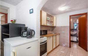 Kuchnia lub aneks kuchenny w obiekcie Five-Bedroom Holiday Home In Polje