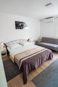 A bed or beds in a room at Oasis apartment Sabunike
