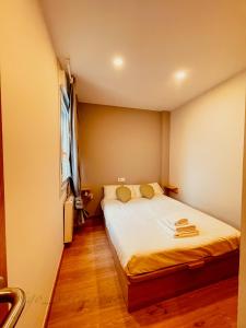 een kleine slaapkamer met een bed in een kamer bij BARCELONA73 By Vigovacaciones in Vigo