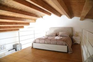 una camera con letto in una stanza con soffitti in legno di Casa Noemi Scicli a Scicli