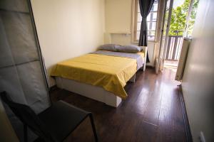Uma cama ou camas num quarto em All in Hostel