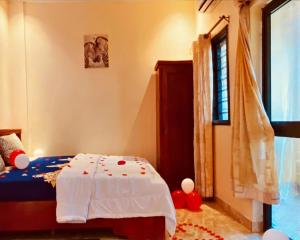 - une petite chambre avec un lit et une fenêtre dans l'établissement Glory Palace Hotel, à Cotonou
