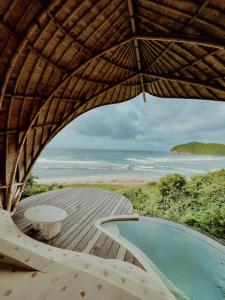 Kini Resort - Oceanfront Bamboo Eco Lodges 내부 또는 인근 수영장