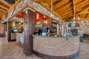 bar w restauracji z ceglaną ścianą w obiekcie Appartamenti Villa Campo Rosso w mieście Colà di Lazise