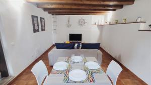 a living room with a table and a couch at Porto Centro Storico Spiaggia Wi-Fi&Self Check-in in Castellammare del Golfo