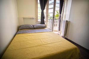 Uma cama ou camas num quarto em All in Hostel