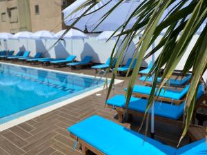 Bazén v ubytování Atrium Deluxe Resort nebo v jeho okolí