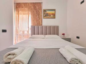 ゴーレムにあるFriendly Apartment Golemのベッドルーム1室(白いシーツが敷かれた大型ベッド1台、窓付)