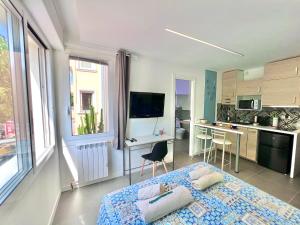 a living room with a bed and a kitchen at Gloria Maris Apartment in Menton