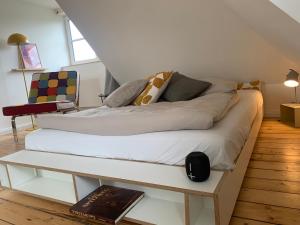 a bed sitting in a room with a table at steenkampstudios LOFT in Hamburg
