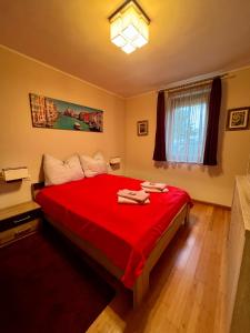 Posteľ alebo postele v izbe v ubytovaní Luxus lakás az Erdei Villaparkban