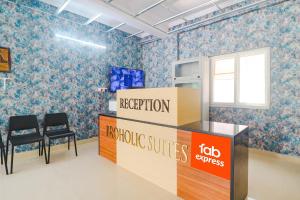 un parrucchiere con sedie e una reception di FabHotel Broholic Suites I a Hyderabad