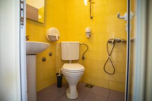 Uma casa de banho em All in Hostel