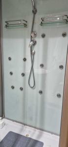 un bagno con doccia e porta in vetro di Costa Caribe III Nº 1108 a Oropesa del Mar