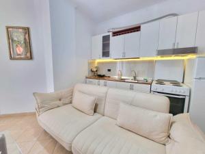 ゴーレムにあるFriendly Apartment Golemの白いソファとキッチンのあるリビングルーム +10枚の写真