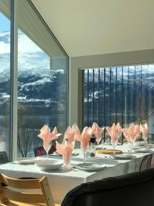 una mesa larga con servilletas rosas y gafas. en Panorama #CasaSolvik #Loen en Loen