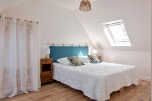Ένα ή περισσότερα κρεβάτια σε δωμάτιο στο Belle maison pour 5 en pays Bigouden