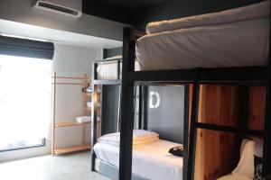 Postel nebo postele na pokoji v ubytování Blu Monkey Hub & Hotel Surat Thani