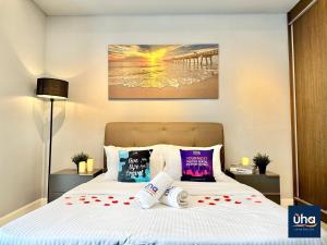 ヌサジャヤにあるGrand Medini Residence @ UHAのベッドルーム1室(枕2つ、桟橋付)