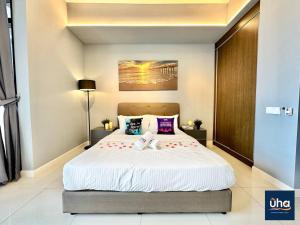 ヌサジャヤにあるGrand Medini Residence @ UHAのベッドルーム1室(大型ベッド1台付)