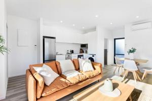 พื้นที่นั่งเล่นของ Stunning New 2BR Luxury in Pukekohe - WiFi Netflix