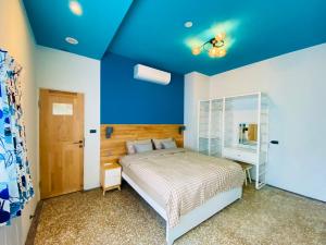 a bedroom with a bed and a blue ceiling at Meet Forty Homestay in Tainan