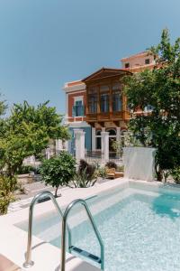 una piscina frente a una casa en Saray Monumental Luxury Villa Medieval Town, Rhodes en Rodas
