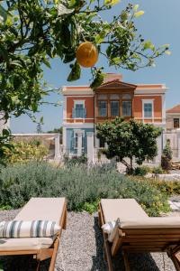 uma casa com duas cadeiras em frente em Saray Monumental Luxury Villa Medieval Town, Rhodes em Rodes