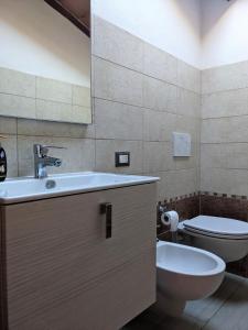 La salle de bains est pourvue d'un lavabo et de toilettes. dans l'établissement Casa Stella vicinanze Maranello, à Casa Stella