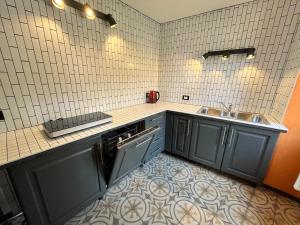 uma pequena cozinha com um lavatório e uma bancada em La casa di Nonna Patti e Andy em Gardone Riviera